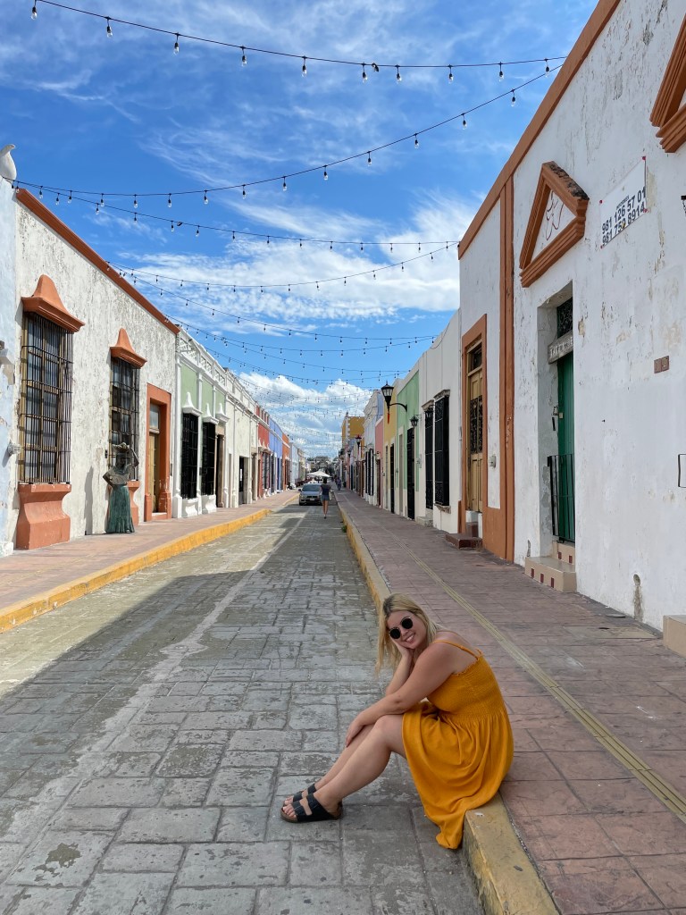 Strasse mit farbigen Häusern in Campeche Stadt, im Staat Campeche in Mexiko